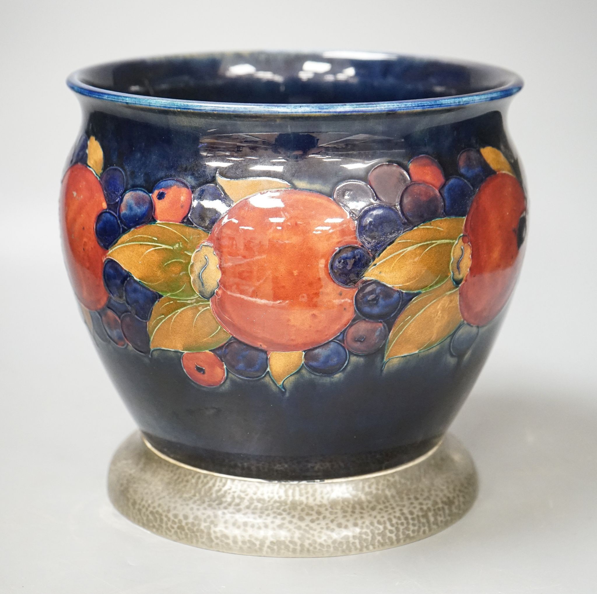 A Moorcroft jardiniere, on hammered pewter plinth, 22cm